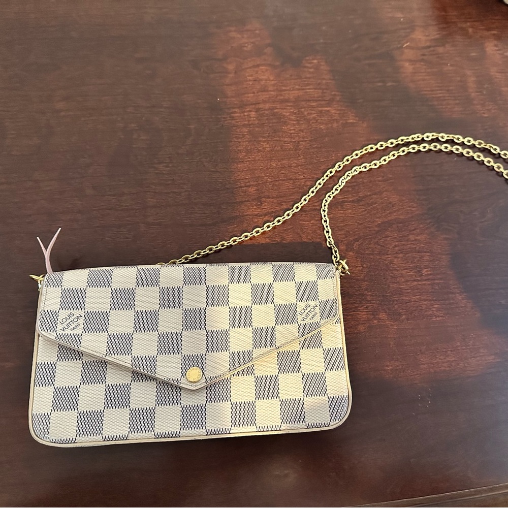 Louis Vuitton pouchette